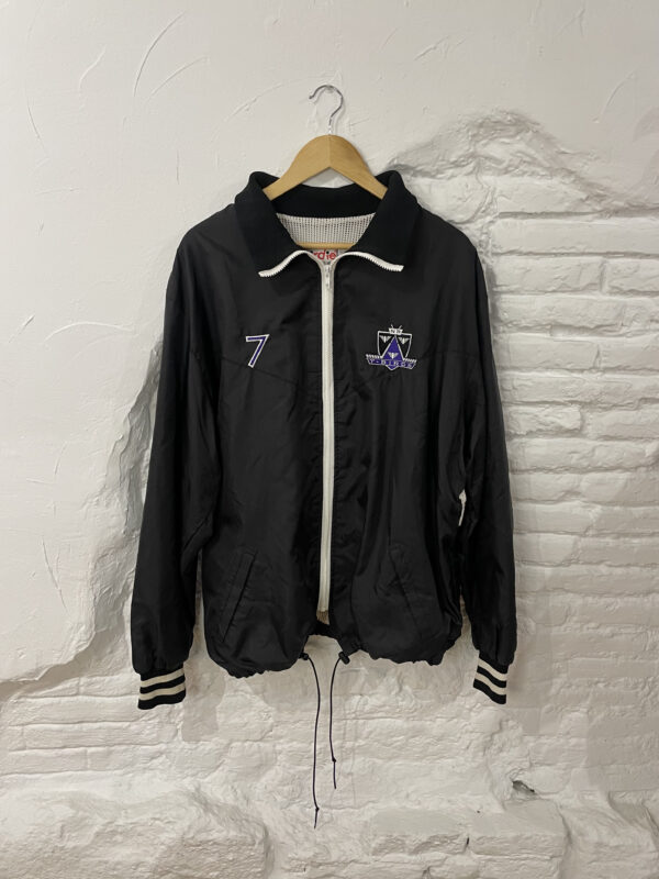 CHAQUETA GRÁFICA ESTILO CORTAVIENTOS