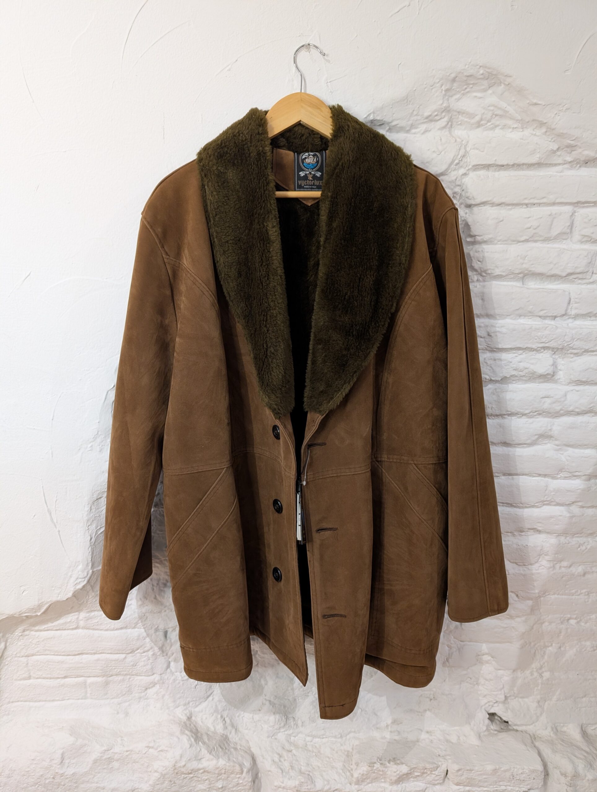 ABRIGO DE ANTE CON SOLAPAS DE PELO