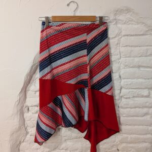 FALDA ROJA BAJO ASIMÉTRICO