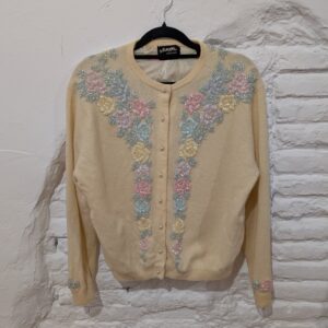 CÁRDIGAN AMARILLO FLORES ABALORIOS